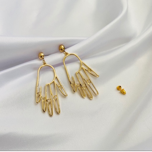 hand shape design earrings - Picture 7 of 8